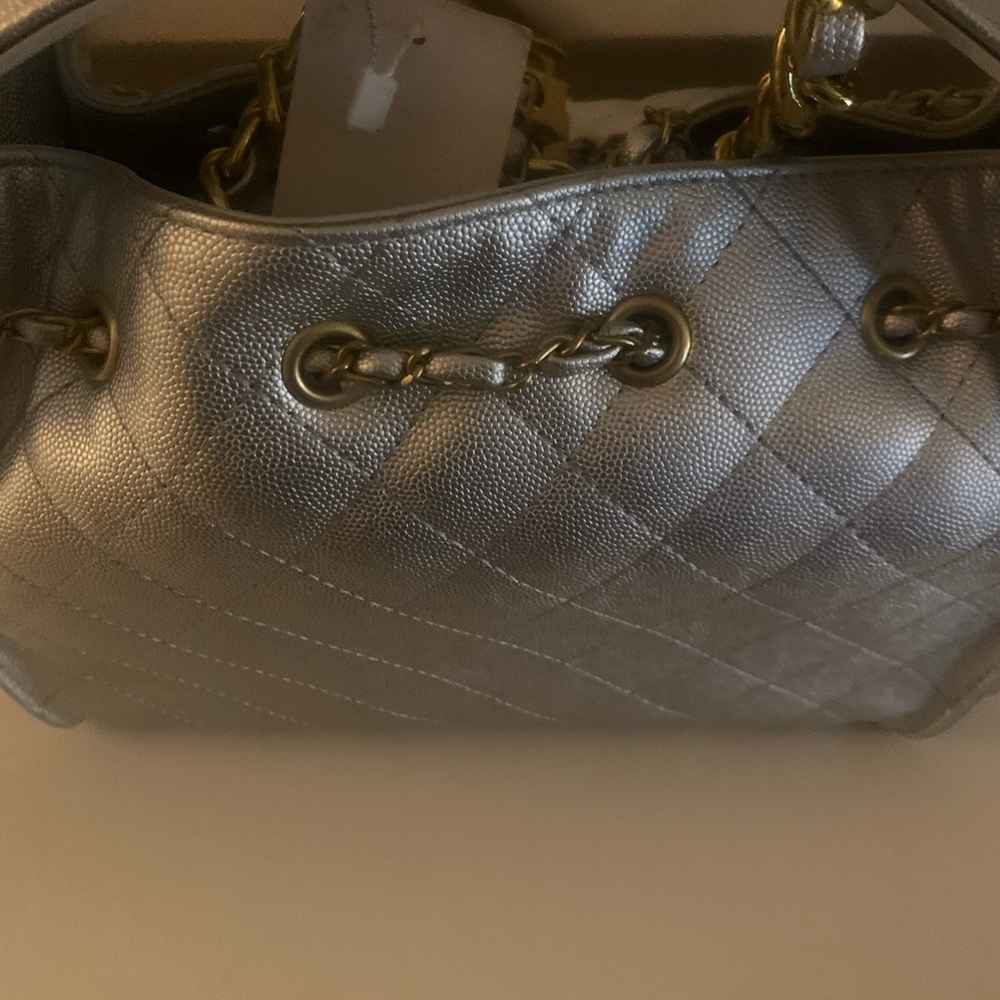 Elegant Silver Quilted Women's Bag - Picture 2 of 4